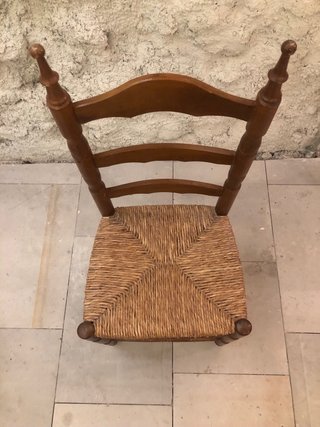 Silla de madera con asiento de mimbre
