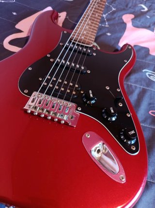 Guitarra Eléctrica Squier Stratocaster Roja