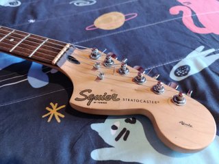 Guitarra Eléctrica Squier Stratocaster Roja