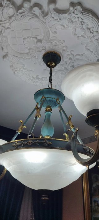 Lámpara de techo azul y dorada