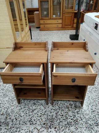 PAREJA DE MESITAS DE PINO
