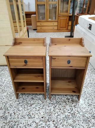 PAREJA DE MESITAS DE PINO