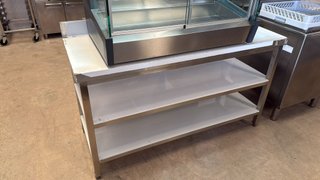 Mesa de trabajo con 2 estantes