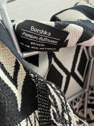 Poncho marca Bershka