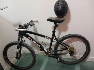 Bicicleta Rockrider con casco y bomba