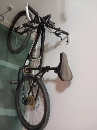 Bicicleta Rockrider con casco y bomba