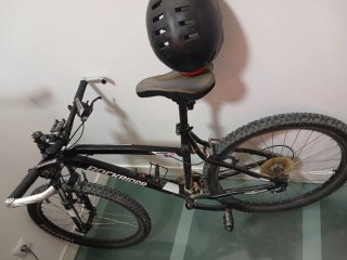 Bicicleta Rockrider con casco y bomba