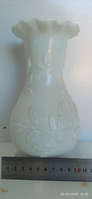 Jarrón de opalina blanca