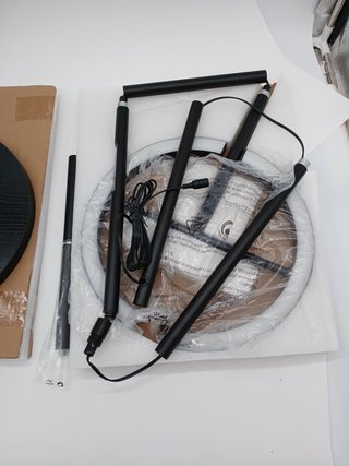 Lámpara de Pie con Mesa – Lámpara LED Regulable 36W con Mando a Distancia y Control Táctil, Cabezal Giratorio 360°, 2700K–6500K,
