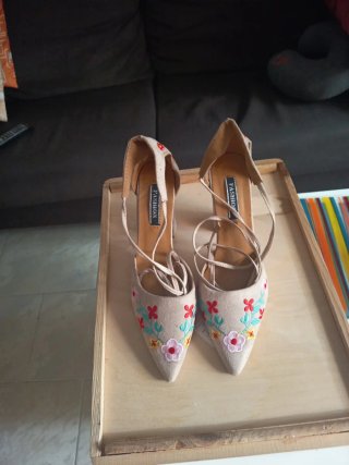 Zapatos de tacón beige con flores