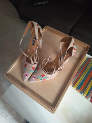 Zapatos de tacón beige con flores