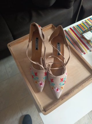 Zapatos de tacón beige con flores
