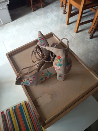 Zapatos de tacón beige con flores