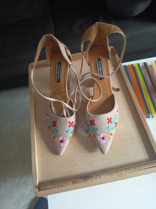 Zapatos de tacón beige con flores