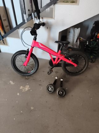 Bicicleta infantil rosa con ruedines