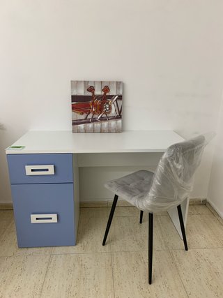 Scrivania bianca e blu con cassetti
