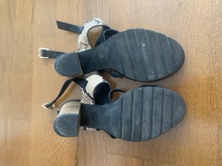 Sandalias piel negras y multicolor T.38