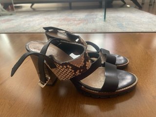 Sandalias piel negras y multicolor T.38
