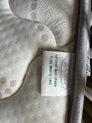 Cuna de bebé blanca con colchón