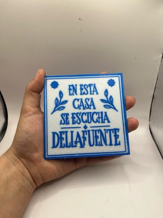 Azulejo En esta casa se escucha Dellafuente