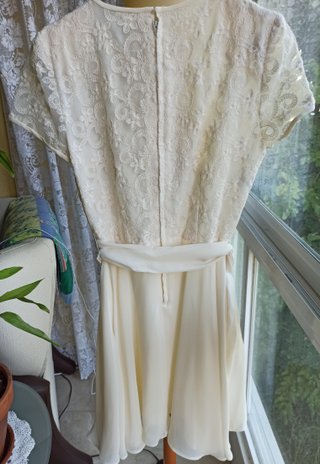 Vestido corto de encaje