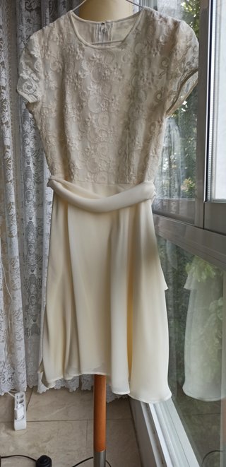 Vestido corto de encaje