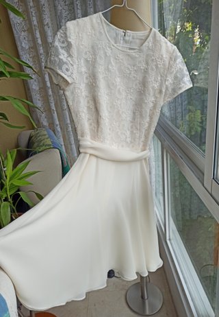 Vestido corto de encaje