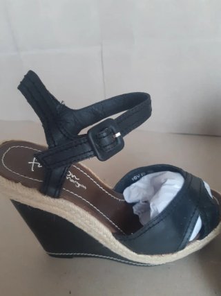NUEVOS Zapatos tipo sandalias de cuña negros
