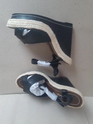 NUEVOS Zapatos tipo sandalias de cuña negros