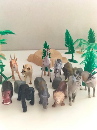 Bote animales jungla 35 piezas