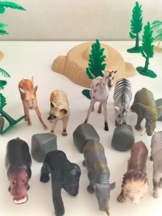 Bote animales jungla 35 piezas