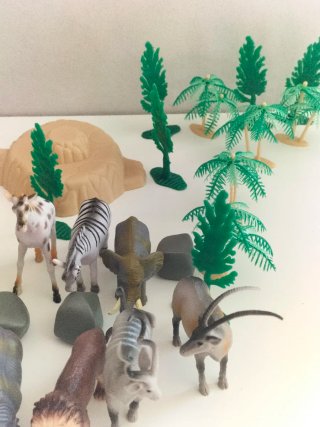 Bote animales jungla 35 piezas