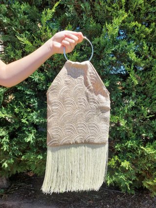 Bolso de fiesta dorado con flecos