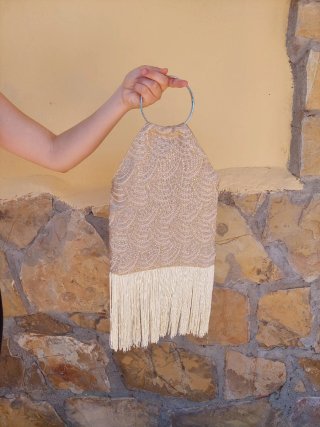 Bolso de fiesta dorado con flecos