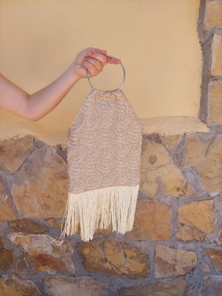 Bolso de fiesta dorado con flecos