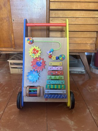 Correpasillos y centro de actividades de madera