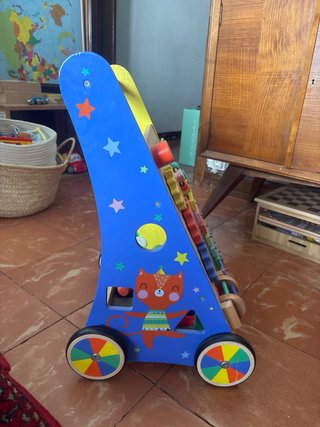 Correpasillos y centro de actividades de madera