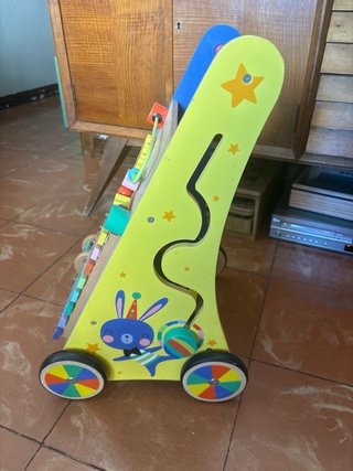 Correpasillos y centro de actividades de madera