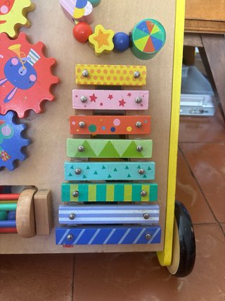 Correpasillos y centro de actividades de madera