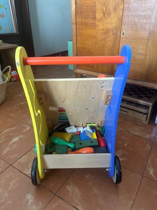 Correpasillos y centro de actividades de madera