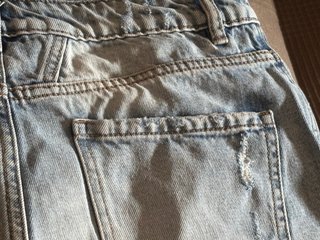 Pantalón corto vaquero desgastado