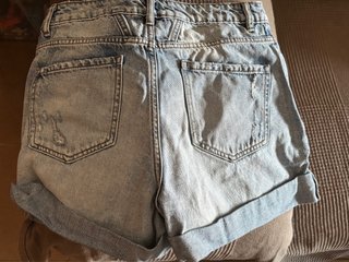 Pantalón corto vaquero desgastado