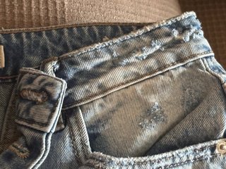 Pantalón corto vaquero desgastado