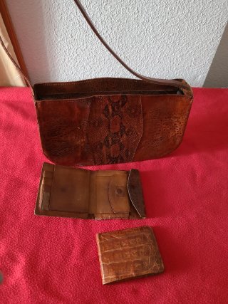 Bolso de piel marrón con billetera