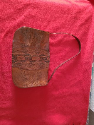 Bolso de piel marrón con billetera