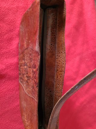 Bolso de piel marrón con billetera