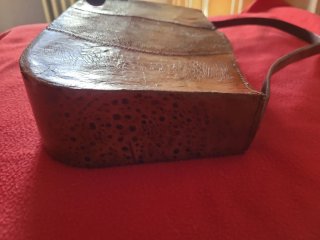 Bolso de piel marrón con billetera