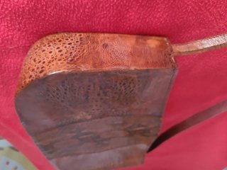 Bolso de piel marrón con billetera