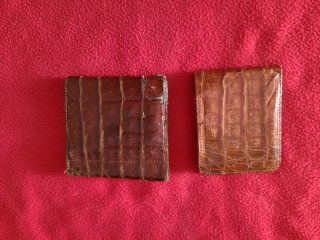 Bolso de piel marrón con billetera