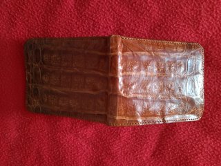 Bolso de piel marrón con billetera